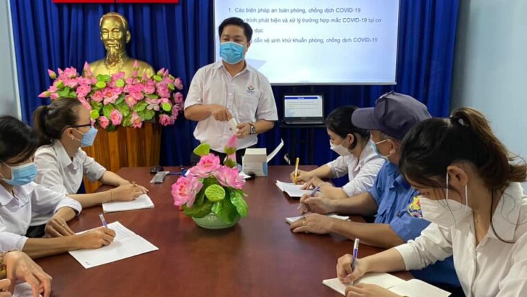 Trường mầm non Ban Mai tổ chức tập huấn và diễn tập phương án xử lí khi có ca nghi nhiễm covid trước khi học sinh đi học trở lại.