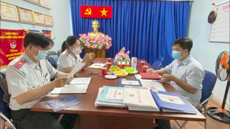 Ban giám hiệu nhà trường tiếp đoàn kiểm tra của Ban an toàn thực phẩm thành phố Hồ Chí Minh.